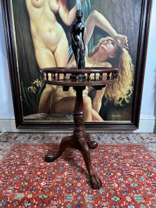 Wonderfully Elegant Georgian Style Wine Table In Solid Elmwood. Quality Reproduction Piece In Stunning Condition.
